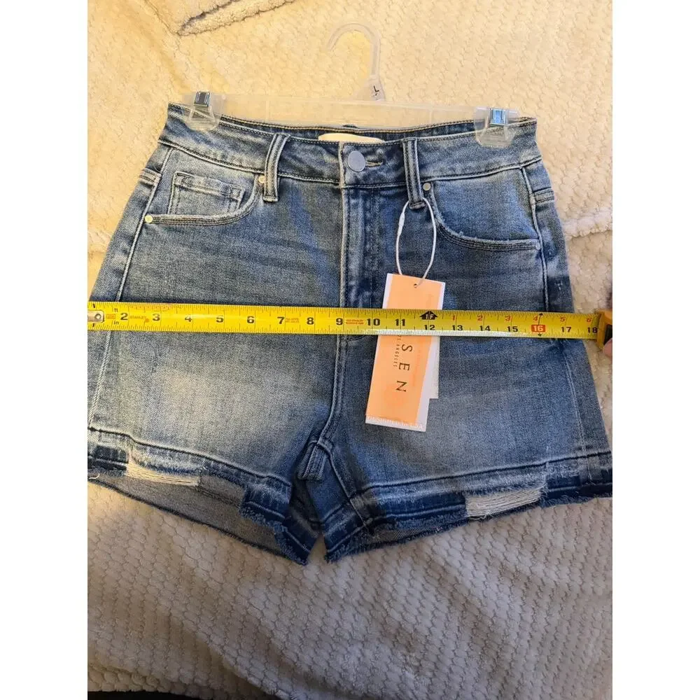 risen shorts Small